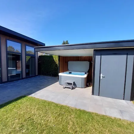 Comfort Met Jacuzzi 01 *