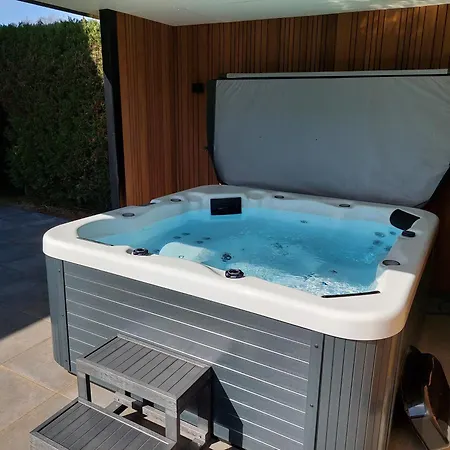 Comfort Met Jacuzzi 01 Holiday home *