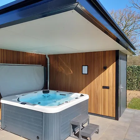 בית נופש Comfort 01 Met Jacuzzi פוטן